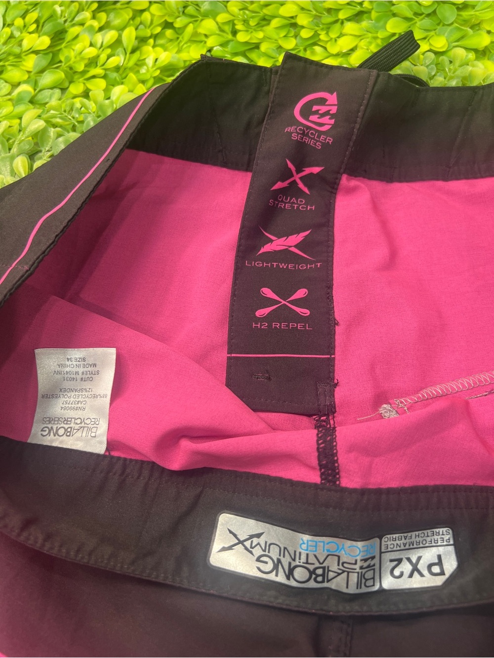 Billabong Men’s Black & Hot Pink Colorblock Boardshorts - Picture 4 of 8